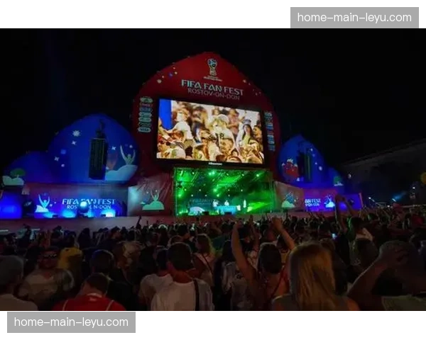 通讯:一座小城的狂欢——赫罗纳战平后,球迷涌入主广场庆祝 通讯:一座小城的狂欢——赫罗纳战平后,球迷涌入主广场庆祝