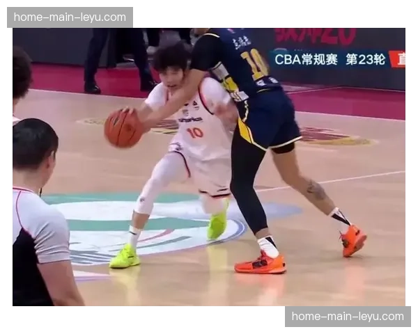 专栏作家评“抱摔”事件：CBA赛场需要更强硬的犯规吹罚尺度